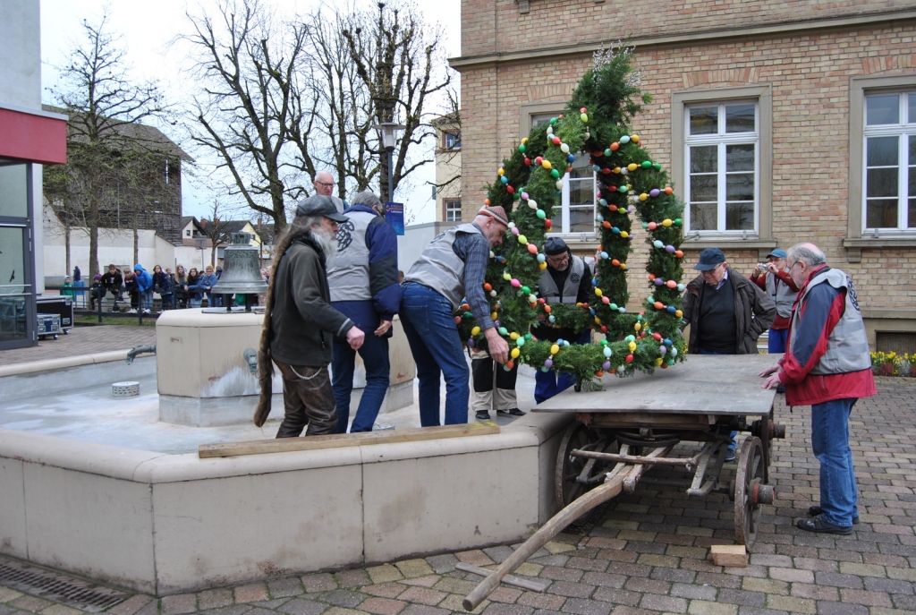 Die Mitglieder des Heimat- und Kulturkreises beim Aufstellen der Osterkrone. Foto: Gemeinde