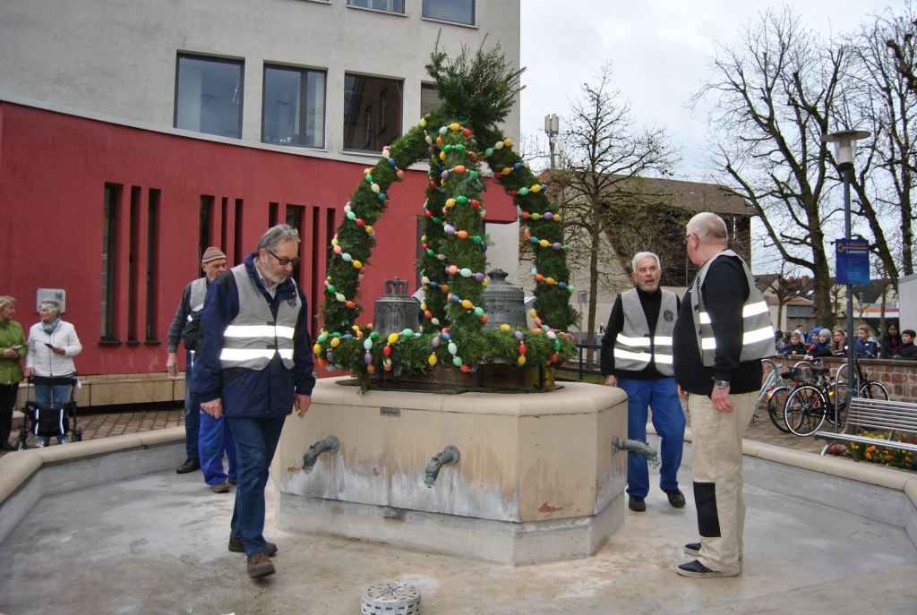 Die Mitglieder des Heimat- und Kulturkreises beim Aufstellen der Osterkrone. Foto: Gemeinde