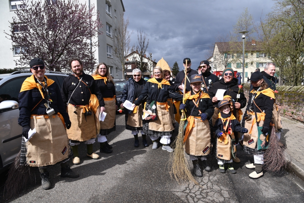 Die Hardtwaldhexen hatten auch ihren Spaß beim Sommertagszug.