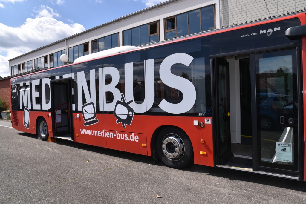 Der Medienbus (Außenansicht) auf dem Oftersheimer Festplatz.