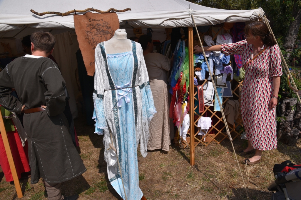 Gewänder, Tücher und Schließen gab es an einem Stand zu kaufen.