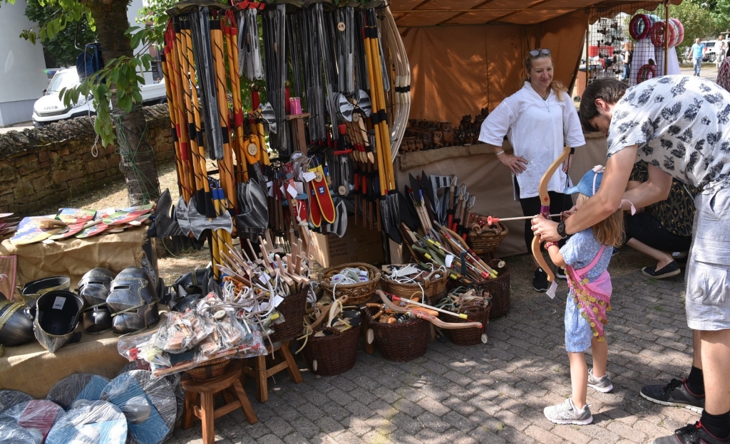 Und natürlich gab es Kinderschwerter, Helme und andere Ritterutensilien zu kaufen.
