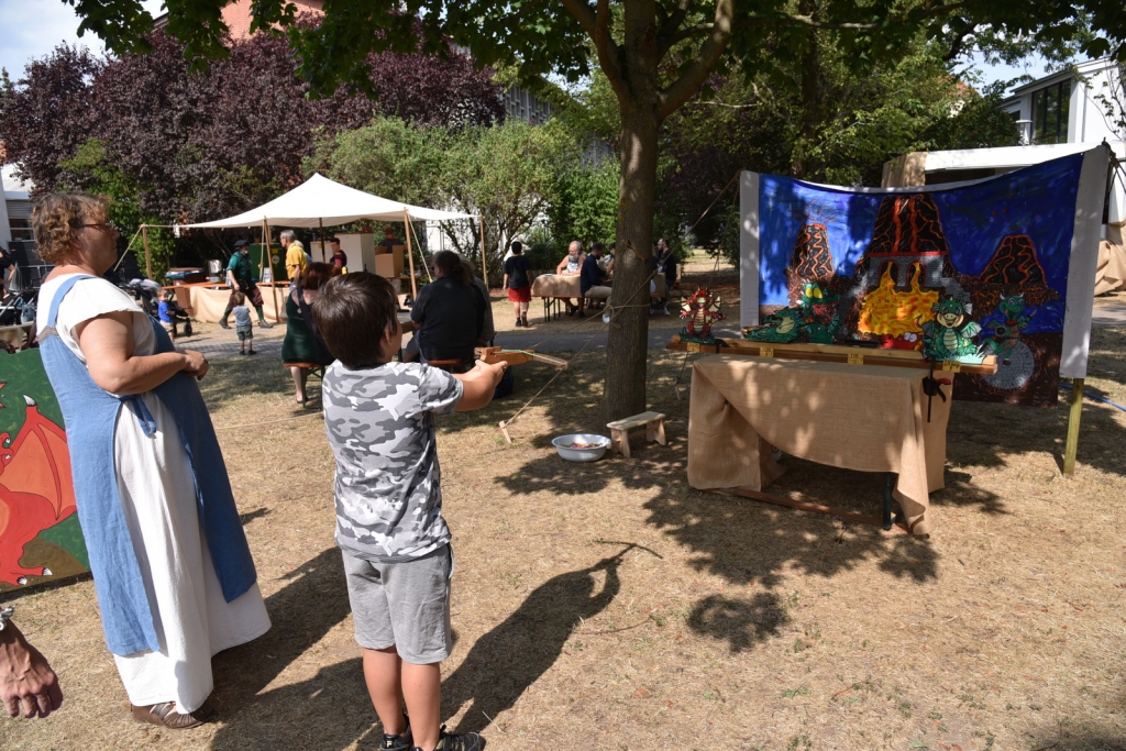 Mini-Armbrustschießen für Kinder - trifft er den aufgemalten Drachen?